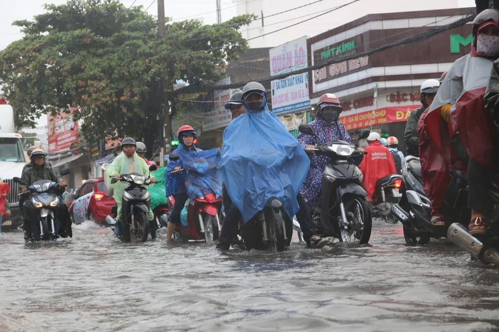 Nhọc nhằn di chuyển trong mưa chiều 7-11 ảnh 2 Nhọc nhằn di chuyển trong mưa chiều 7-11 ảnh 2
